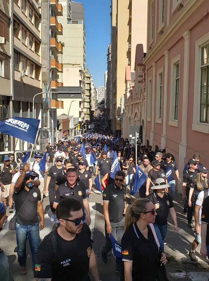 Policiais civis gaúchos protestam contra pacote de Eduardo Leite e definem greve