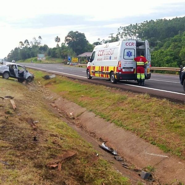 Carro sai da pista e colide em árvore na BR-386. Uma mulher morreu