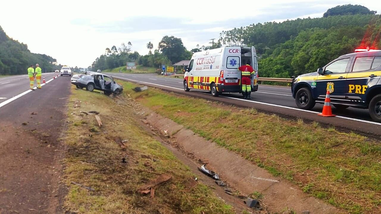 Carro sai da pista e colide em árvore na BR-386. Uma mulher morreu
