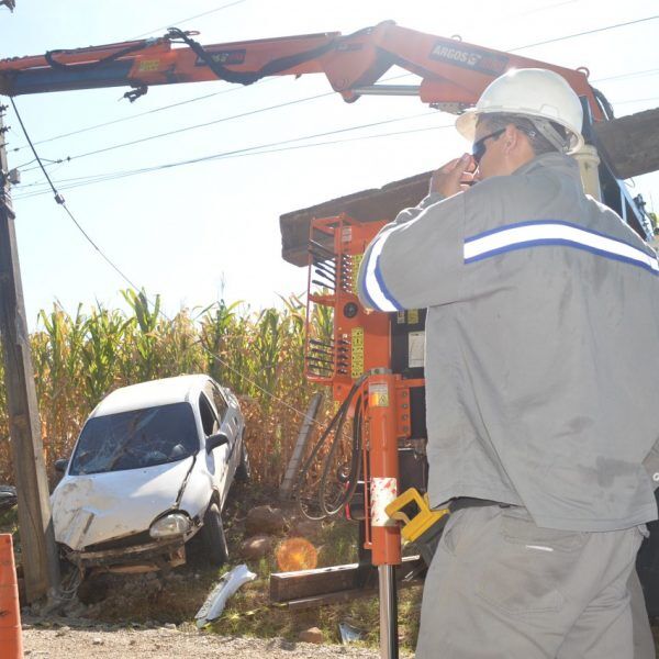 Carro bate em poste e deixa clientes sem energia no Universitário