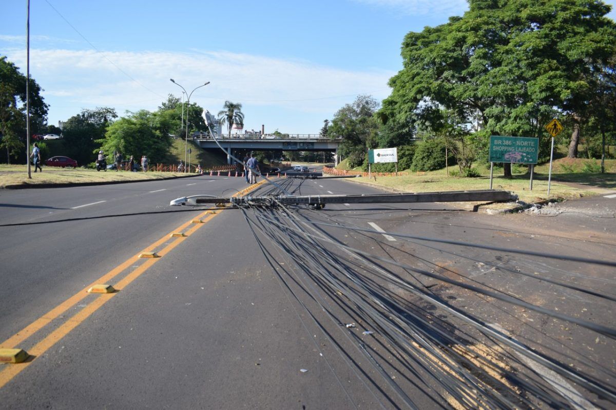 Motorista colide em postes e causa congestionamento na entrada de Lajeado