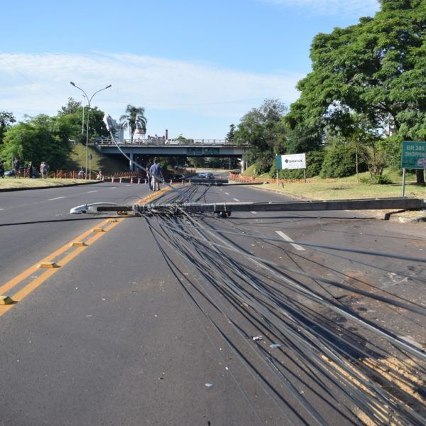 Motorista colide em postes e causa congestionamento na entrada de Lajeado