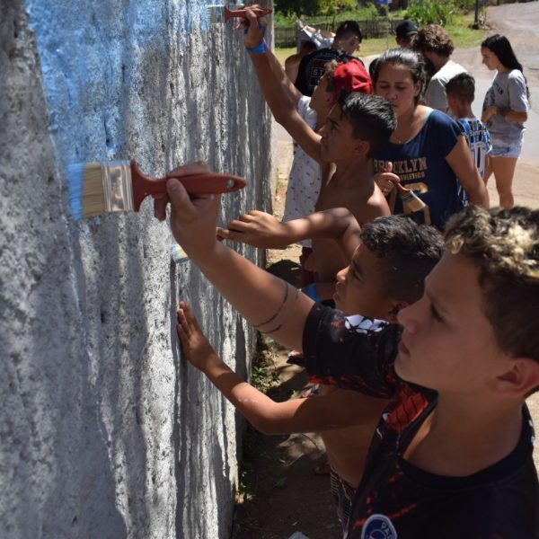 Arte e criatividade para substituir pichações na escola