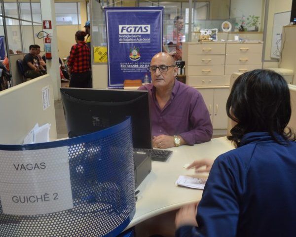 Taxa de desemprego fecha o trimestre em 11,2%