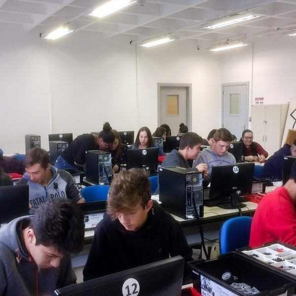 Projeto de extensão Robótica Educacional reúne 600 alunos neste ano