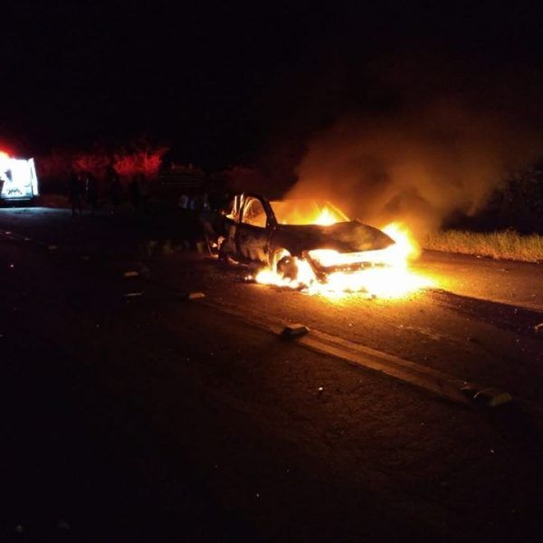 Carro capota, pega fogo e duas pessoas ficam feridas na ERS-129