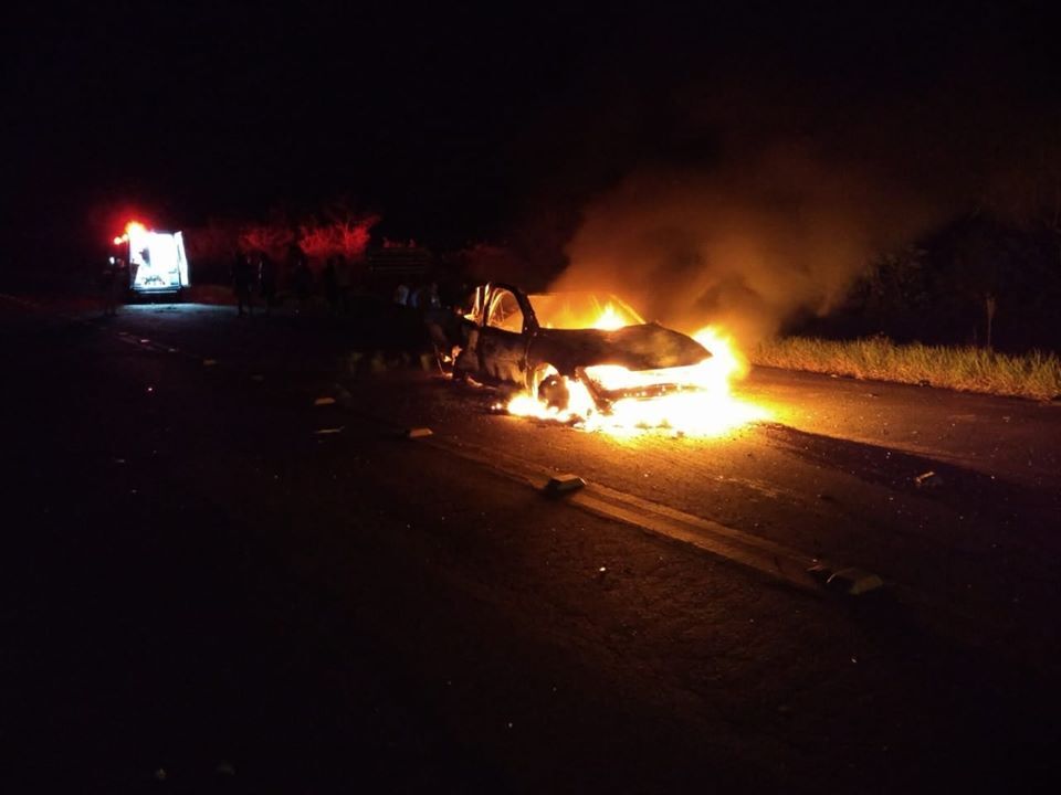 Carro capota, pega fogo e duas pessoas ficam feridas na ERS-129