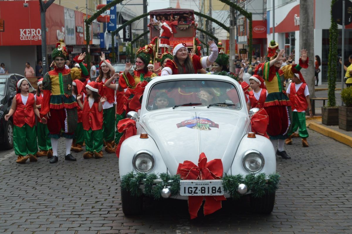 Desfile espalha alegria e recebe o carinho dos lajeadenses