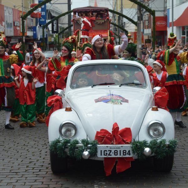 Desfile espalha alegria e recebe o carinho dos lajeadenses