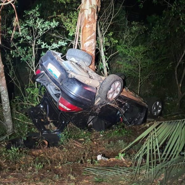 Mulher fica gravemente ferida após saída de pista