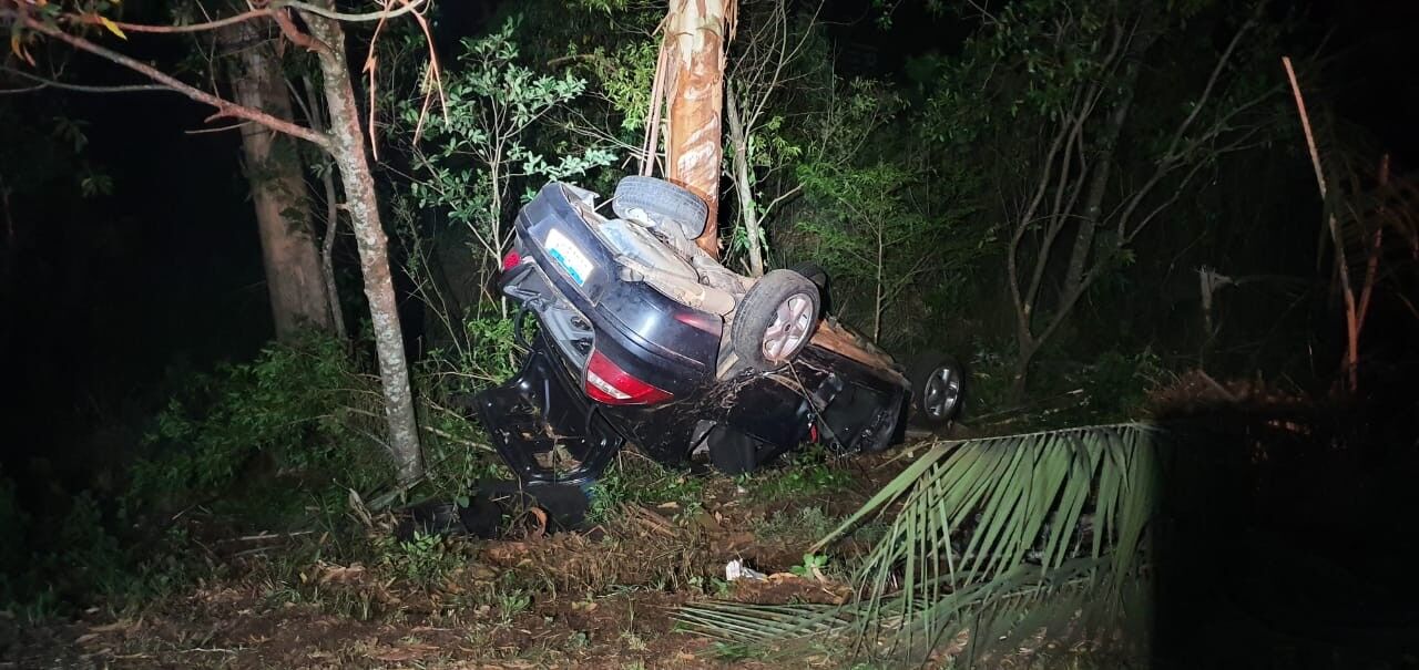 Mulher fica gravemente ferida após saída de pista