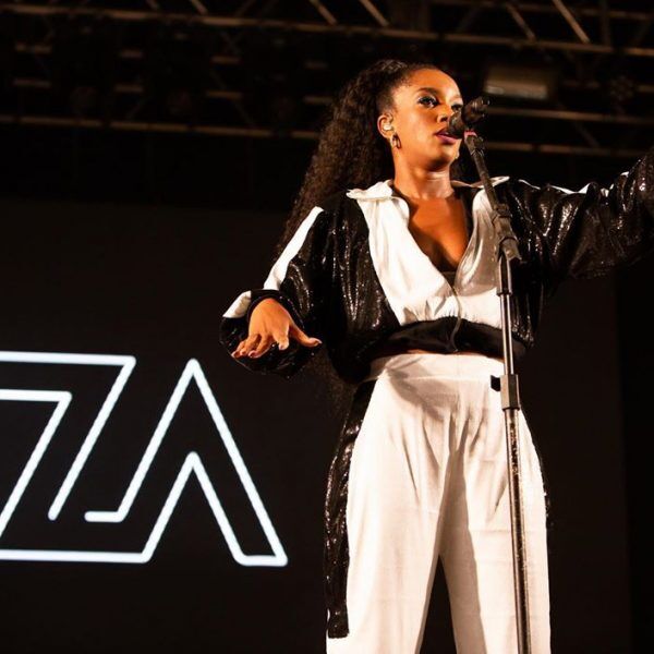 Cantora Iza faz show em Bom Retiro do Sul