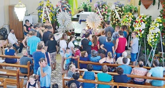 Comunidade se despede de mãe e filha mortas em acidente