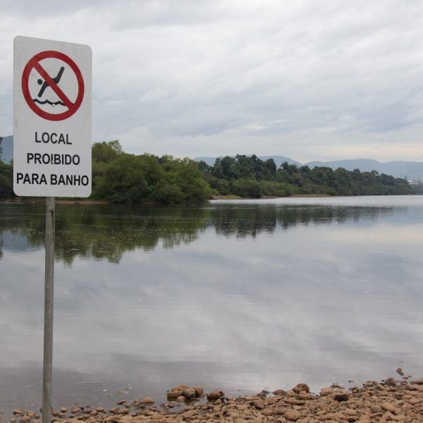 Após afogamentos, administração instala placa de “proibido banho” na Cascalheira