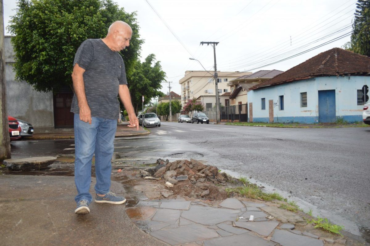 Esgoto a céu aberto espalha cheiro ruim e irrita moradores