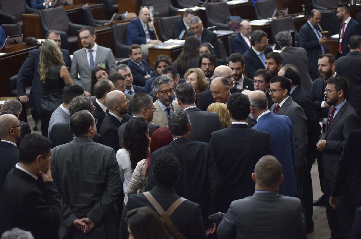 Deputados aprovam projetos mais polêmicos do pacote
