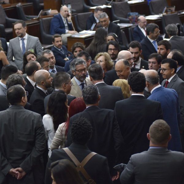 Deputados aprovam projetos mais polêmicos do pacote