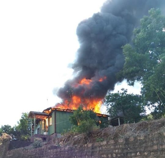 Residência é destruída por incêndio em Bom Retiro do Sul