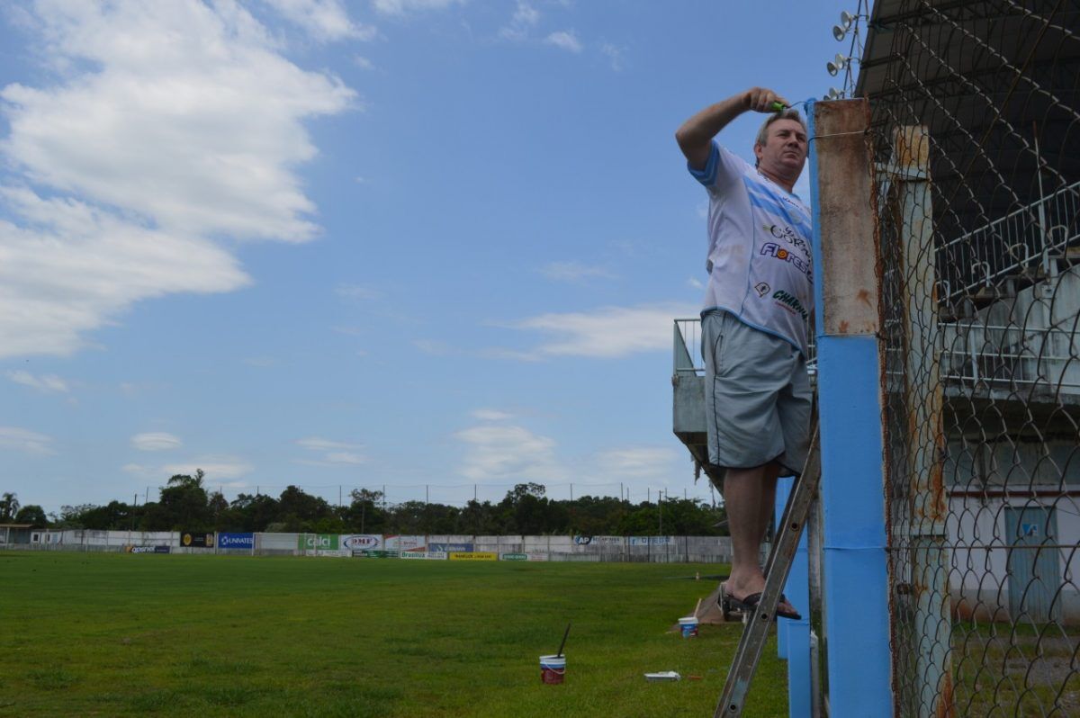 Voluntários se unem e realizam mutirão na Arena Alviazul