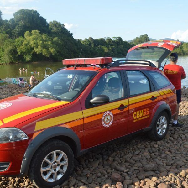 Bombeiros fazem buscas por homem desaparecido