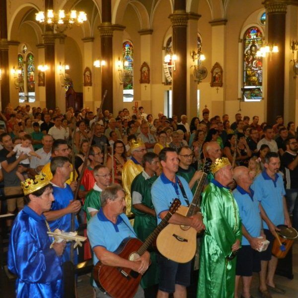 Terno de Reis da Montanha anima missa da Matriz de Lajeado
