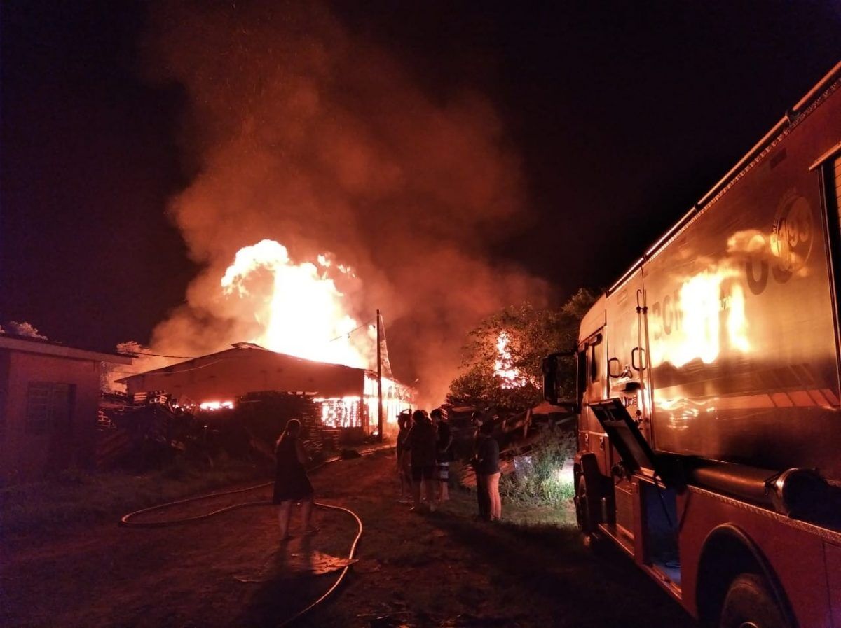 Incêndio de grandes proporções atinge fábrica de palets