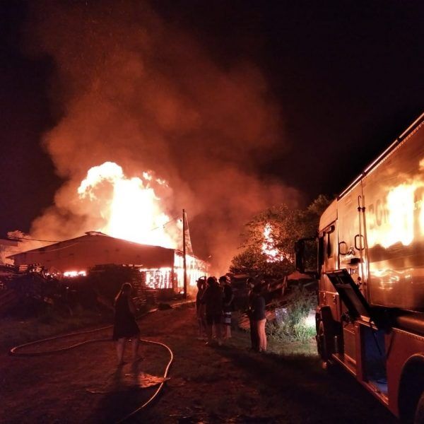 Incêndio de grandes proporções atinge fábrica de palets