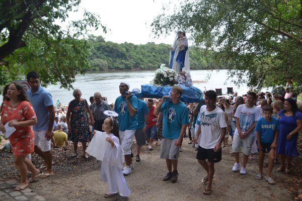 Comunidade celebra a Fé que vem das águas