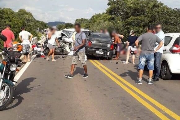 Acidentes mataram pelo menos 21 pessoas no feriado