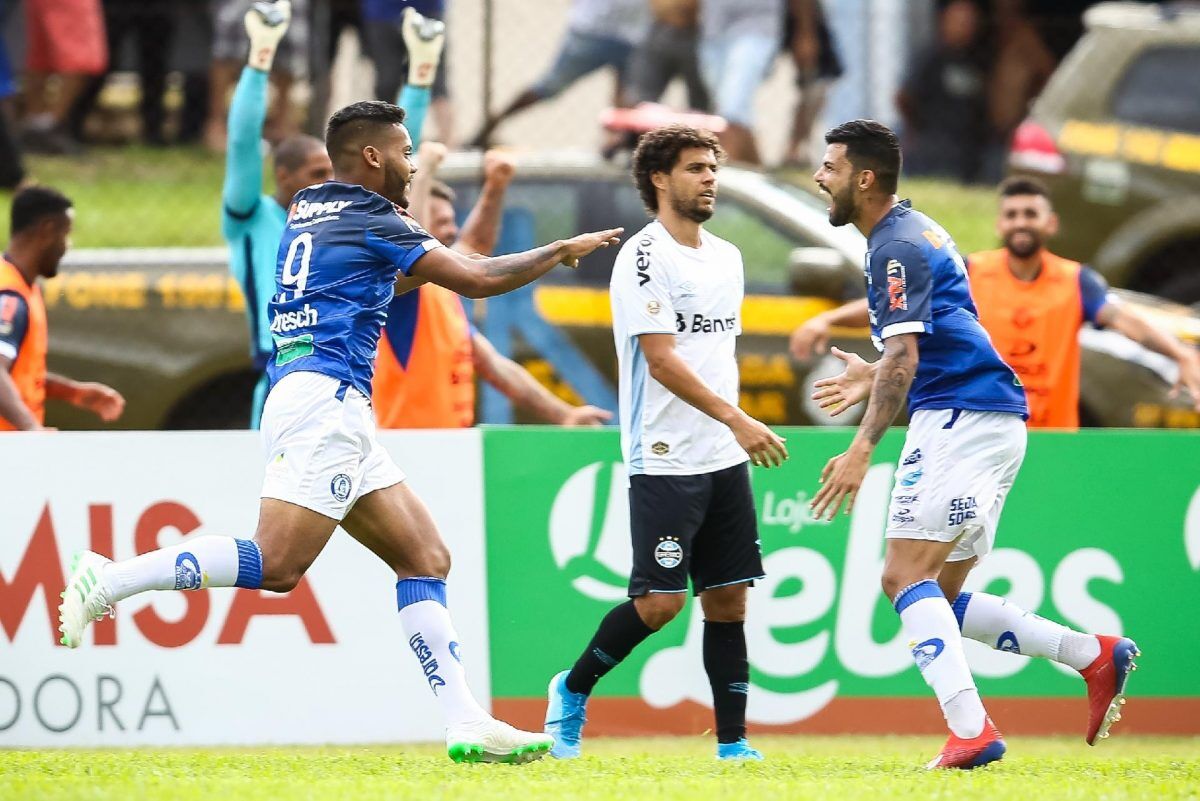 Grêmio perde, termina no segundo lugar e encara o Inter na semifinal