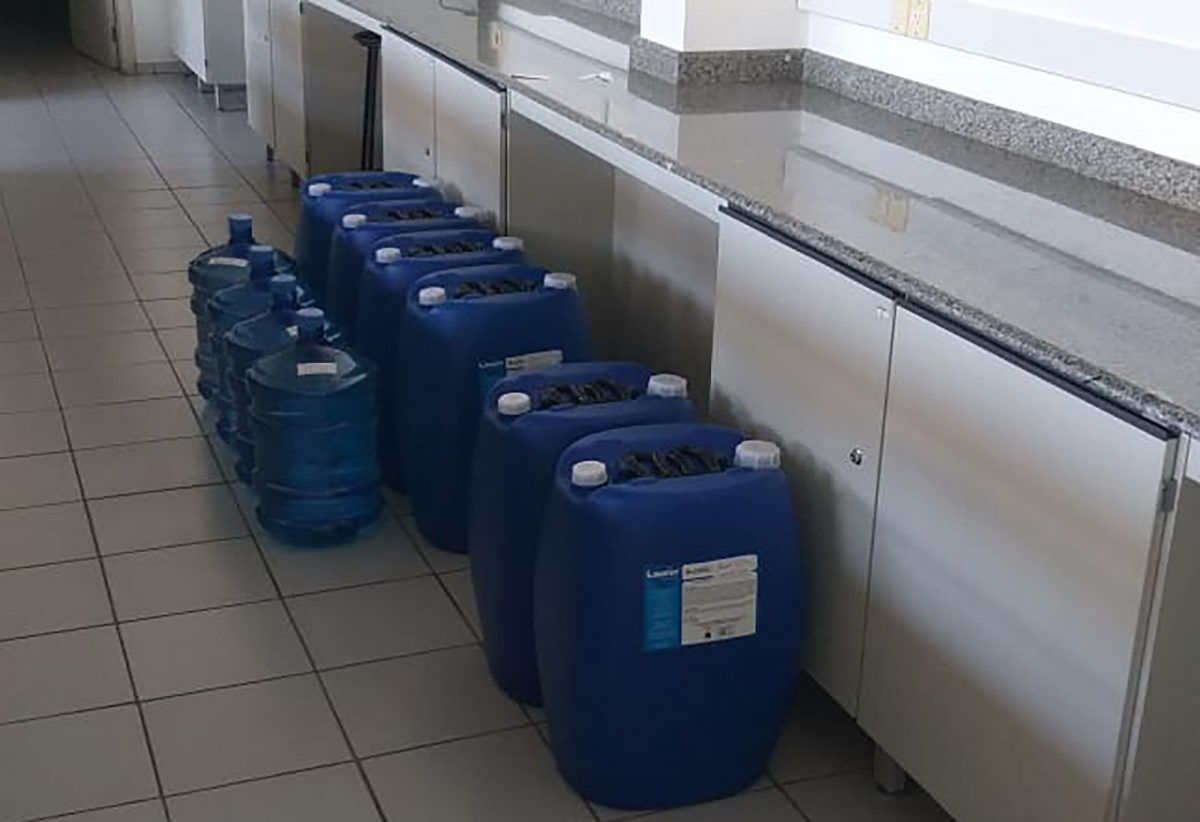 Laboratório de Química da Univates dilui álcool 70º para doação