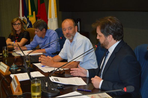 Vereadores podem aprovar hoje reajuste nos próprios salários