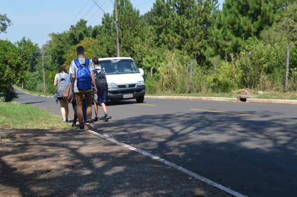 Falta de calçadas expõe estudantes ao perigo no entorno da escola