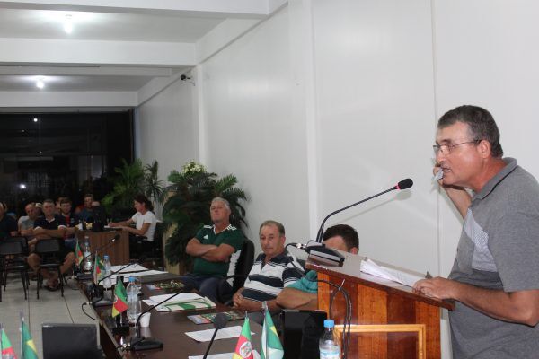 Câmara promulga lei para reduzir salários de políticos