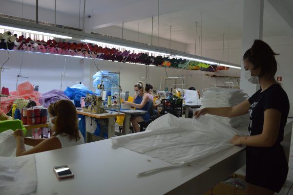 Voluntárias produzem mais de mil jalecos para profissionais de saúde