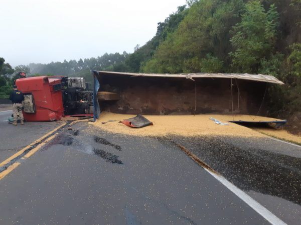 Carreta tomba na BR-386, na Serra de Pouso Novo