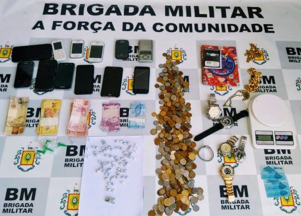 Em Taquari, quatro pessoas são presas, drogas são apreendidas e policial é ferido por cão