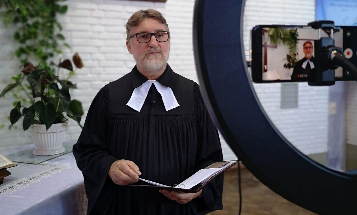 Comunidade acompanha os cultos on-line em Lajeado