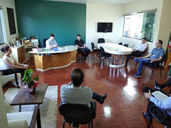 Decreto diminui salários de prefeito, vice, secretários e CCs