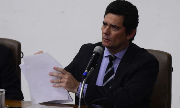 Briga entre Moro e Bolsonaro fragiliza governo
