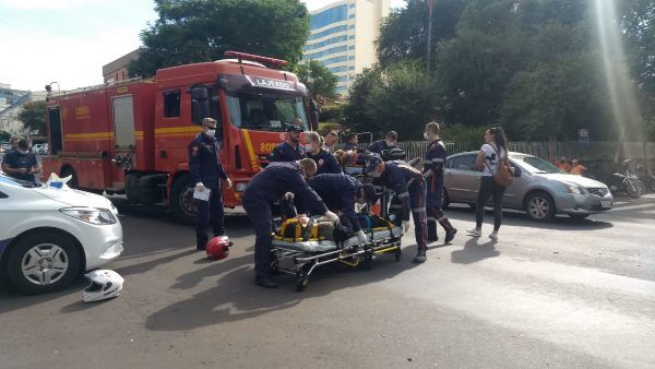 Acidente entre dois carros e uma moto resulta em dois feridos no Centro de Lajeado