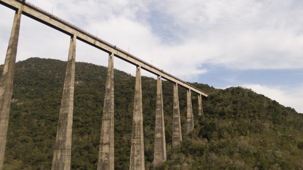 Movimento intenso provoca interdição de pontos turísticos
