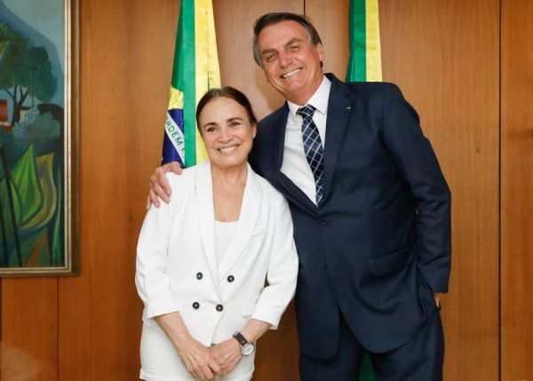 Regina Duarte deixa Cultura por “saudades da família”