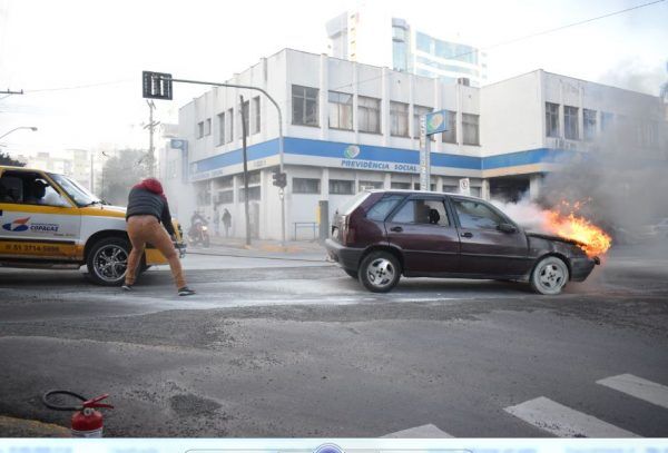 Automóvel incendeia no meio da Avenida Benjamin Constant