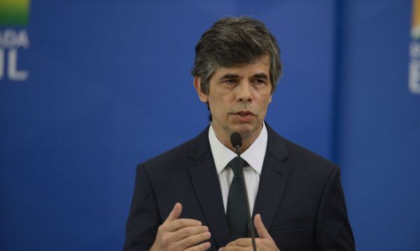 Nelson Teich pede demissão do Ministério da Saúde; general assume cargo interinamente