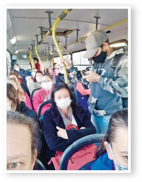 Ônibus lotados contrariam decreto e geram críticas de usuários