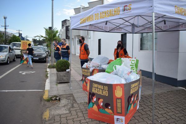 População pode doar agasalhos sem sair do carro até as 15h