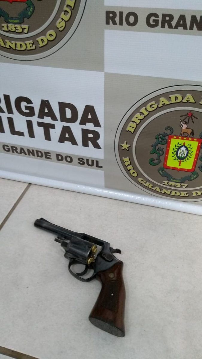 Polícia encontra moto roubada e prende dois suspeitos