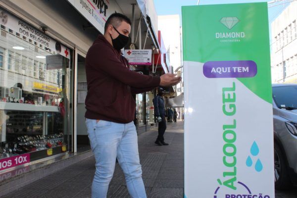 Diamond instala 11 pontos de álcool em gel nas ruas