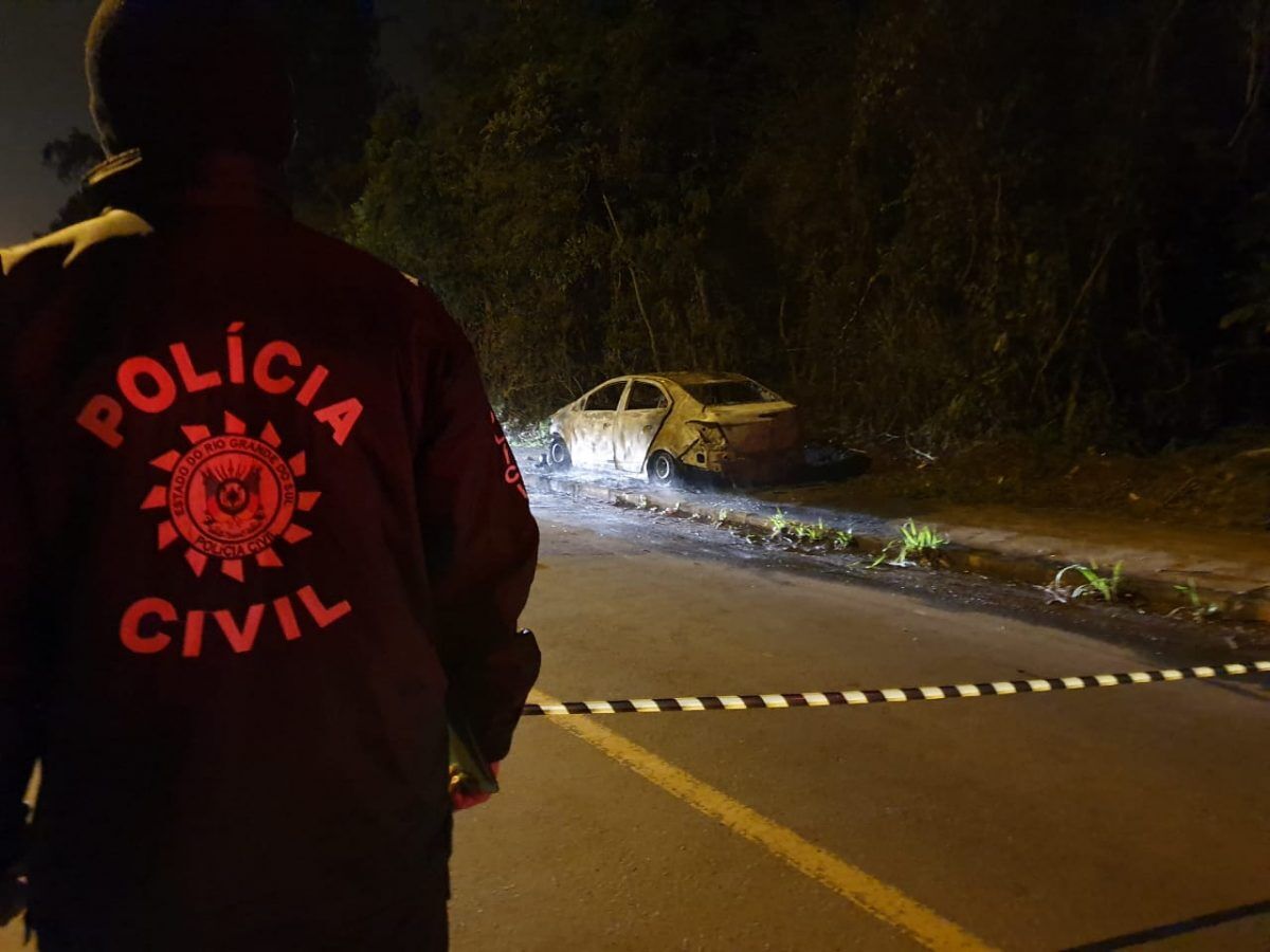 Corpo carbonizado é localizado em porta-malas de veículo